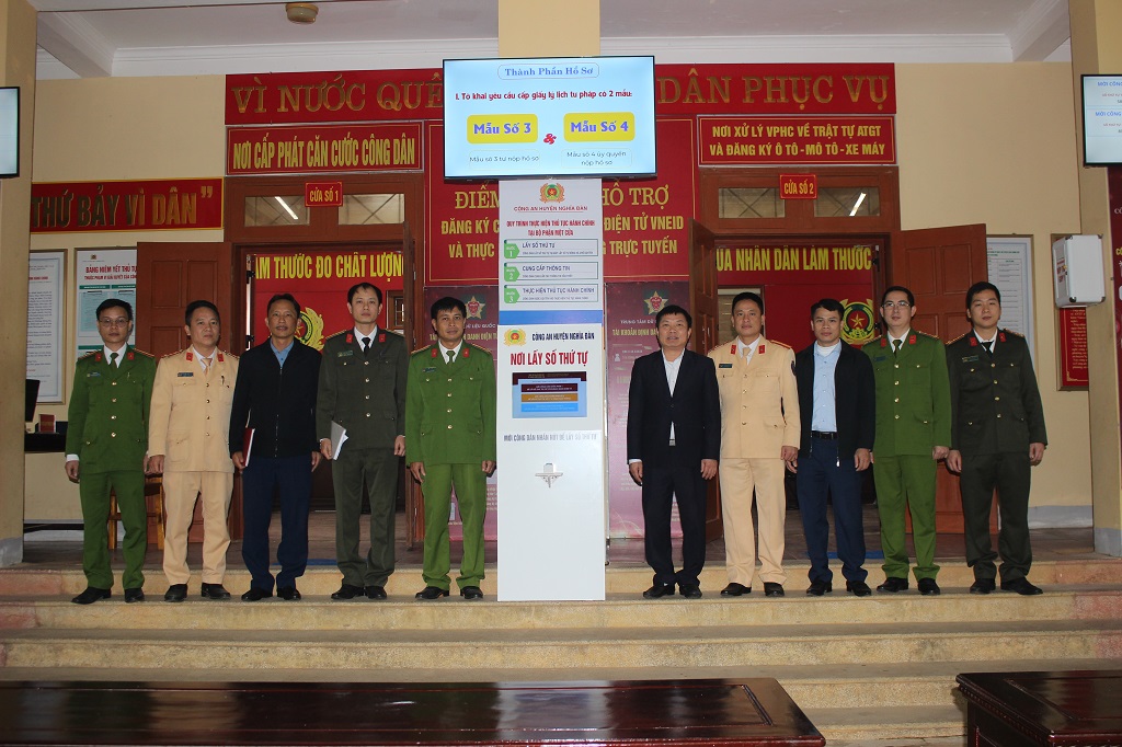 Các đại biểu chụp ảnh lưu niệm tại Bộ phận một cửa Công an cấp huyện kiểu mẫu Công an huyện Nghĩa Đàn