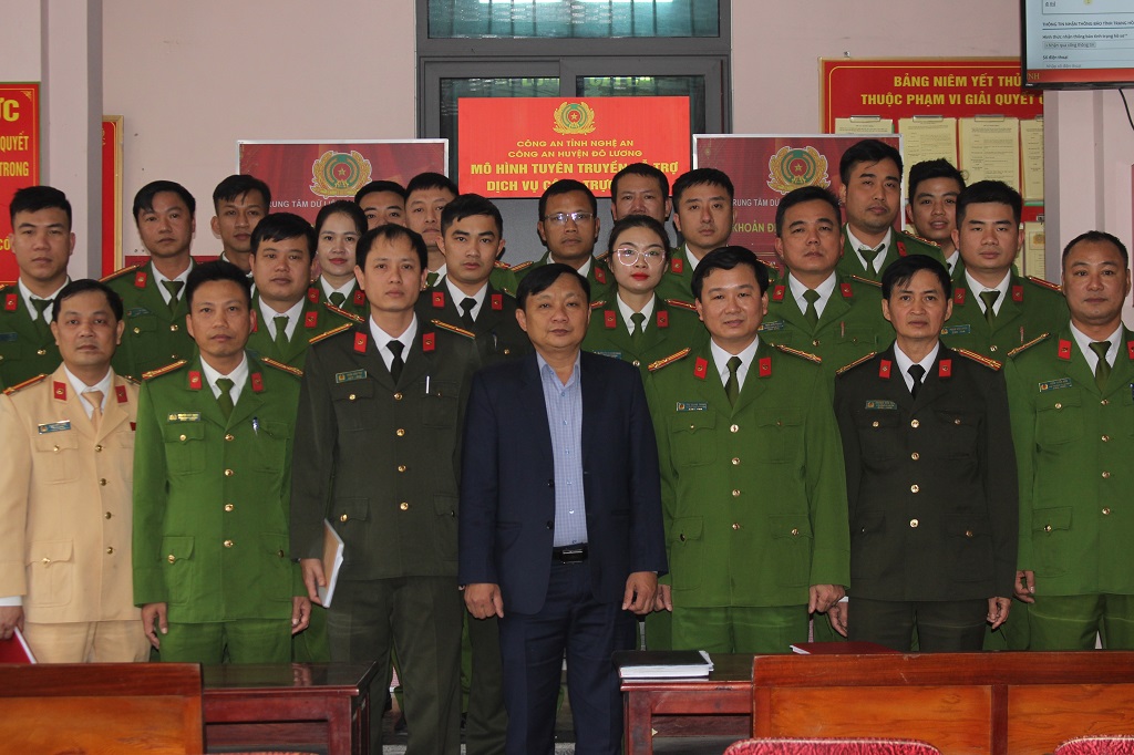 Các đại biểu chụp ảnh lưu niệm tại Bộ phận một cửa Công an cấp huyện kiểu mẫu Công an huyện Đô Lương