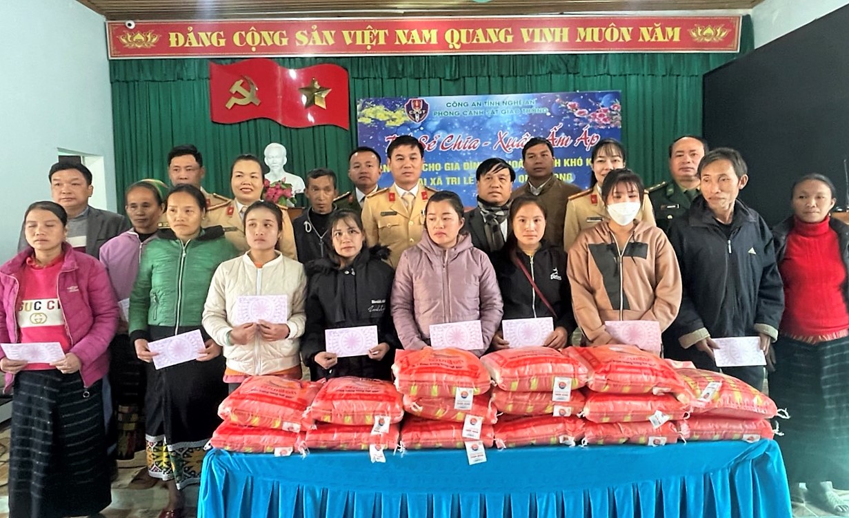 Đại diện Phòng CSGT trao quà tặng đồng bào nghèo ở xã Tri Lễ, huyện Quế Phong