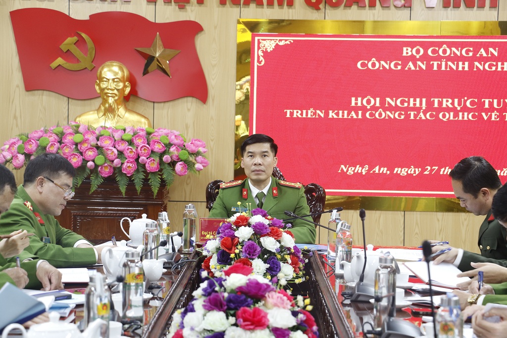 Đồng chí Đại tá Cao Minh Huyền - Phó Giám đốc Công an tỉnh chủ trì tại điểm cầu Nghệ An