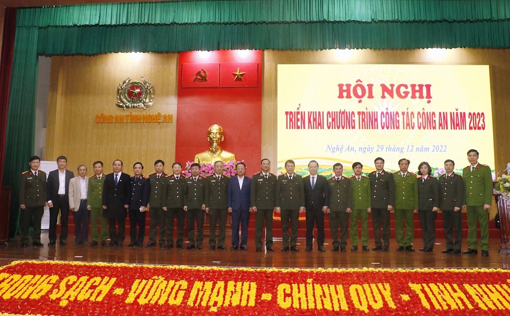 Các đại biểu tham dự Hội nghị chụp ảnh lưu niệm