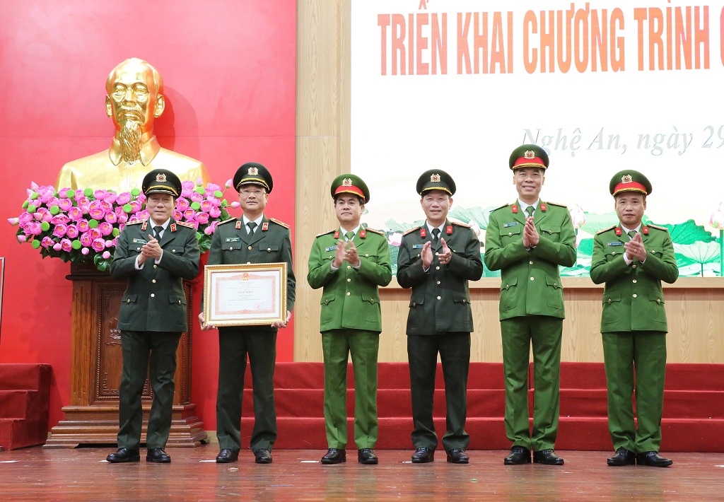 Thừa ủy quyền, đồng chí Thượng tướng Lương Tam Quang, Thứ trưởng Bộ Công an đã trao Bằng khen của Thủ tướng Chính phủ cho tập thể Công an tỉnh Nghệ An