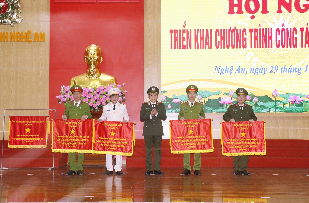 Trao tặng Cờ thi đua của Bộ Công an cho các đơn vị: Phòng Cảnh sát hình sự, Phòng An ninh kinh tế, Phòng Tham Mưu và Công an huyện Tương Dương