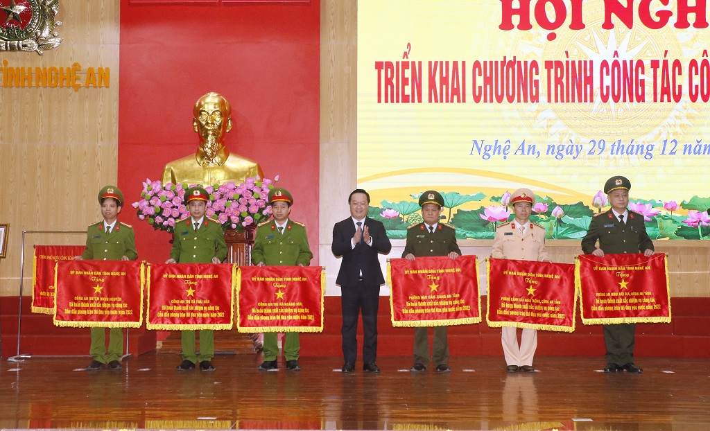 Trao tặng Cờ thi đua của UBND tỉnh cho các đơn vị: Phòng An ninh nội địa; Phòng Cảnh sát giao thông; Phòng Hậu cần; Công an thị xã Hoàng Mai; Công an thị xã Thái Hòa; Công an huyện Hưng Nguyên