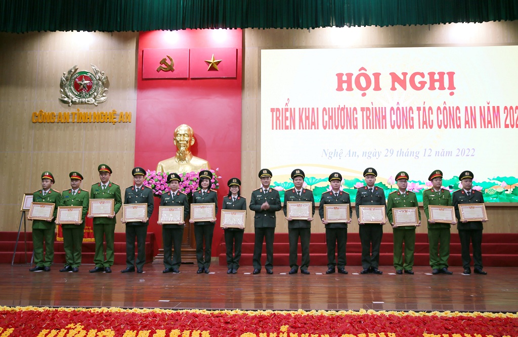 Trao danh hiệu “Chiến sỹ thi đua toàn lực lượng CAND” giai đoạn 2019 - 2021 cho các cá nhân xuất sắc