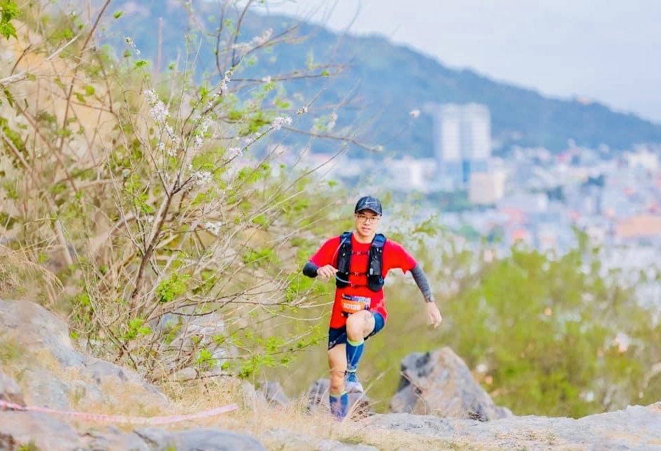 Anh Lê Đình Thao được bạn đồng hành ghi lại khoảnh khắc chạy bộ trên núi Lớn khi băng qua những cánh rừng hoa đỗ mai