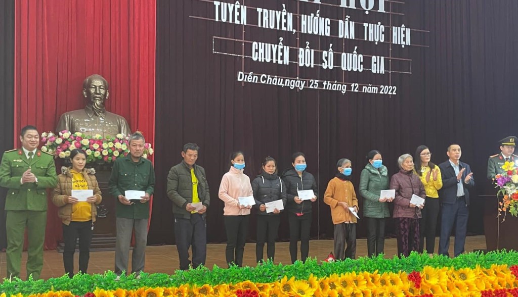 Cán bộ, chiến sĩ Công an huyện Diễn Châu đến từng nhà làm căn cước công dân và cài đặt định danh cá nhân mức 2 cho người già, người tàn tật, neo đơn…