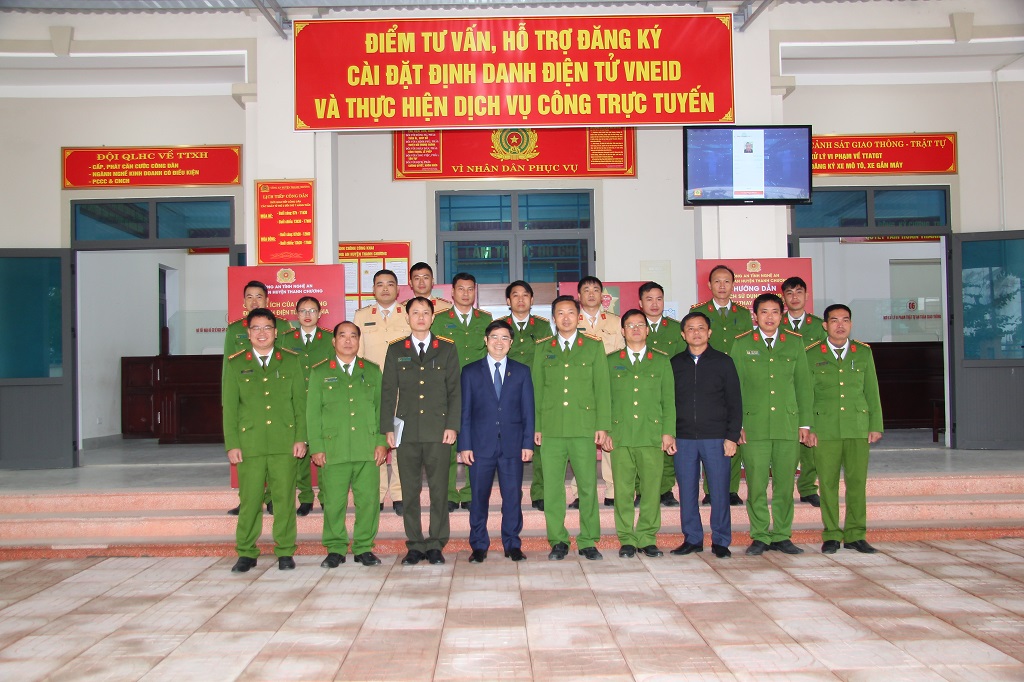 Các đại biểu chụp hình lưu niệm tại Bộ phận một cửa kiểu mẫu Công an cấp huyện Thanh Chương