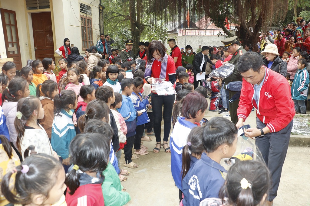 Trao quà tặng học sinh tiểu học trên địa bàn bản Chẳm Puông