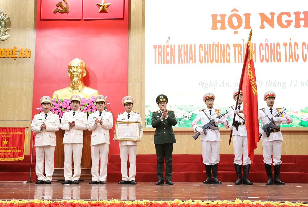 Phòng Tham mưu Công an Nghệ An vinh dự được Chủ tịch nước trao tặng thưởng Huân chương bảo vệ Tổ quốc hạng Nhất
