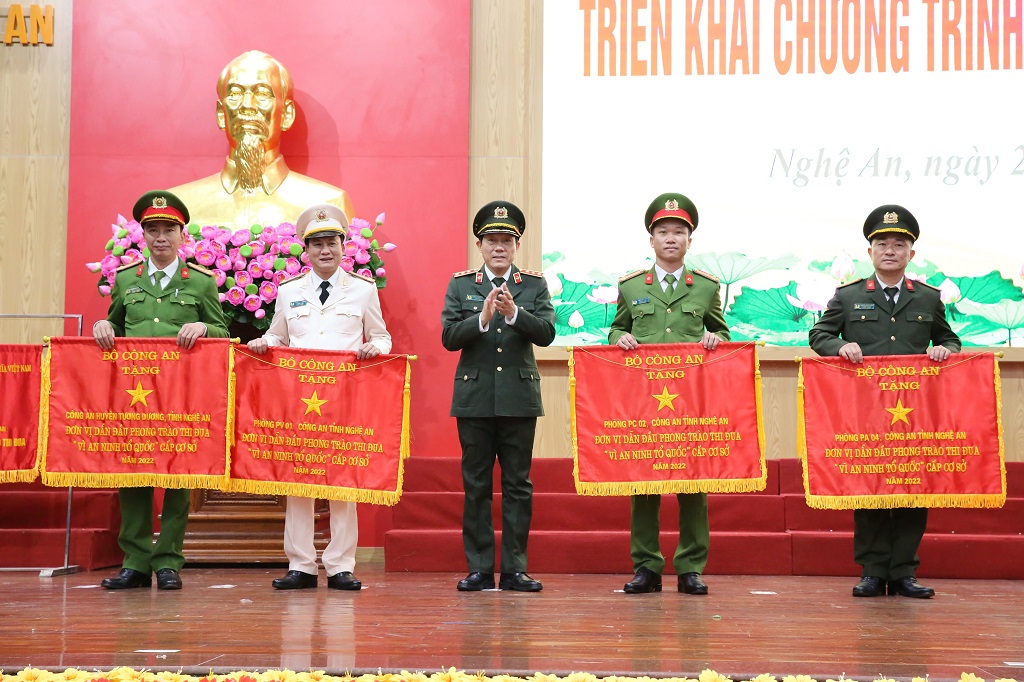 Phòng Tham mưu Công an tỉnh vinh dự được Bộ Công an tặng Cờ thi đua xuất sắc trong phong trào thi đua “Vì an ninh Tổ quốc” năm 2022