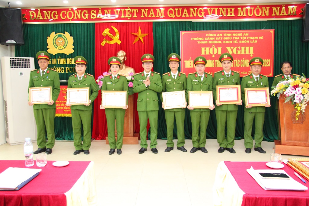 Trao thưởng cho các tập thể, cá nhân có thành tích xuất sắc trong năm 2022