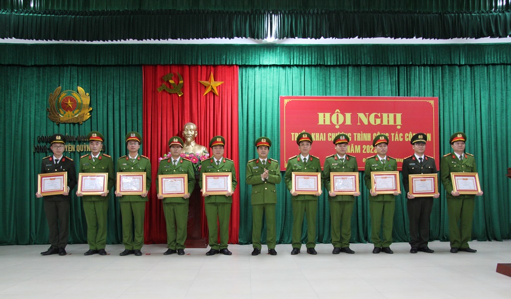 Trao thưởng cho các tập thể, cá nhân có thành tích xuất sắc trong năm 2022