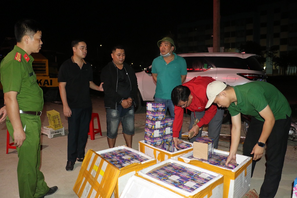Phòng Cảnh sát môi trường Công an tỉnh Nghệ An bắt giữ đối tượng Lê Văn Phương (sinh năm 1990), trú tại huyện Hưng Nguyên về hành vi vận chuyển, mua bán 160kg pháo nổ
