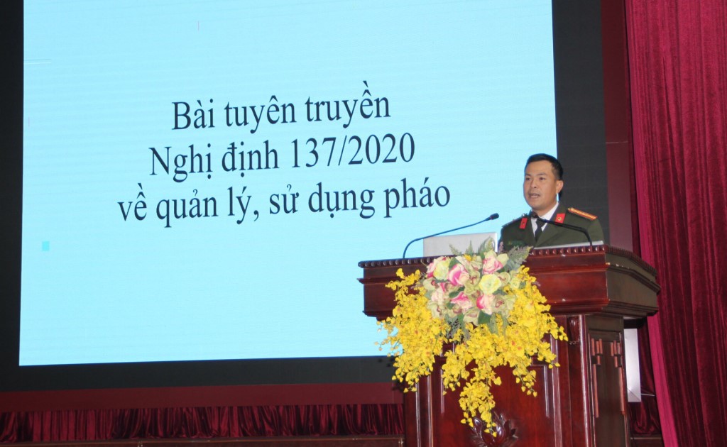Cán bộ Công an tuyên truyền phổ biến, giáo dục, pháp luật cho sinh viên