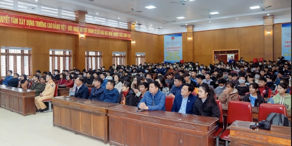 Buổi tuyên truyền thu hút đông đảo cán bộ, giáo viên, sinh viên tham gia