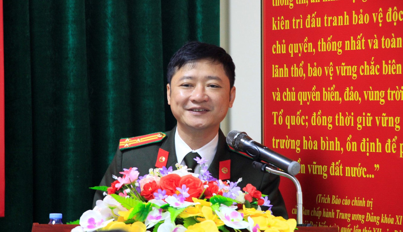 Đồng chí Thượng tá Trần Ngọc Tuấn - Phó Giám đốc Công an tỉnh phát biểu tại Hội nghị