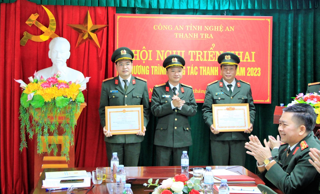 Đồng chí Thượng tá Trần Ngọc Tuấn trao danh hiệu “Đơn vị Quyết thắng” cho 02 tập thể thuộc Phòng Thanh tra Công an Nghệ An 