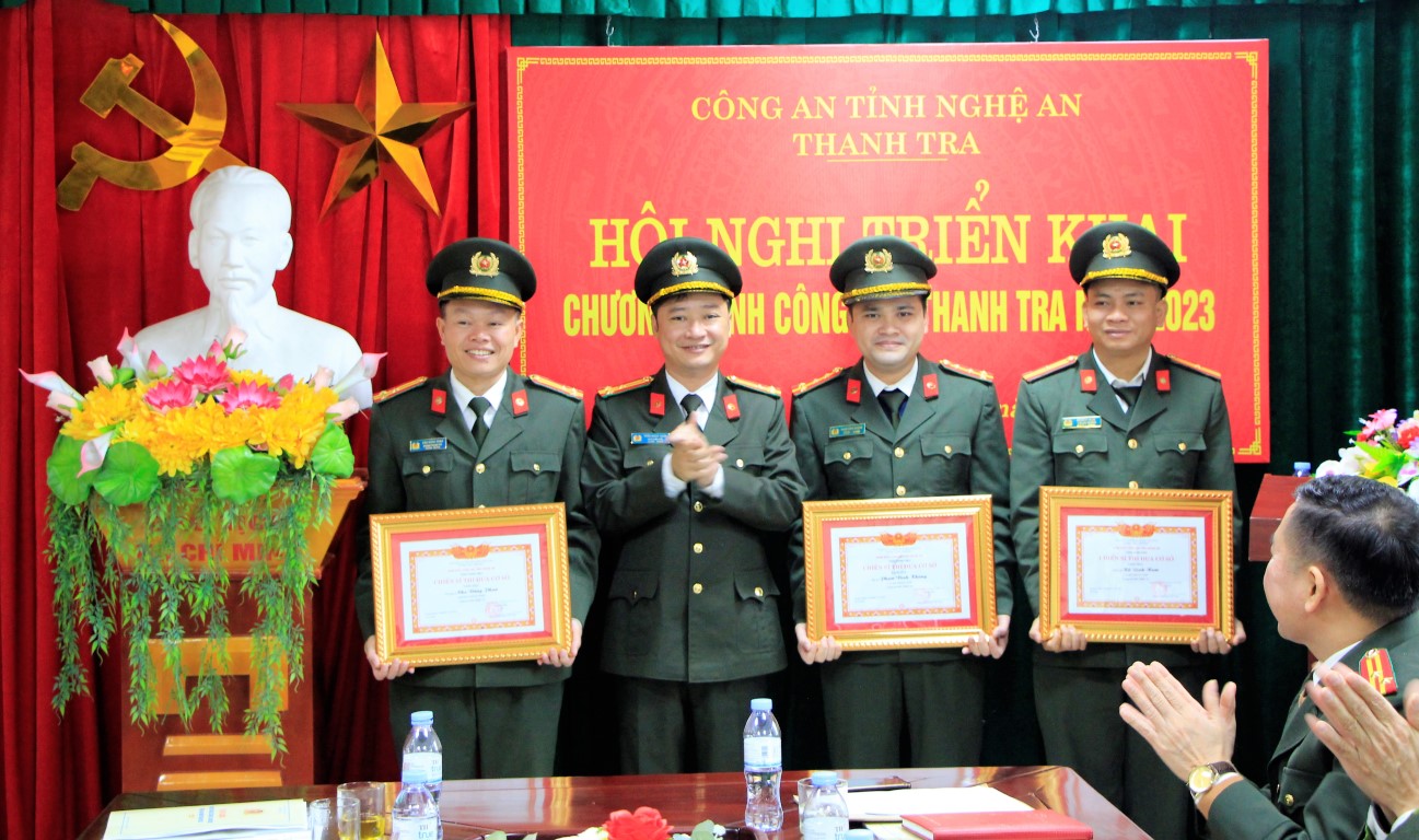 Đồng chí Thượng tá Trần Ngọc Tuấn trao danh hiệu “Chiến sĩ thi đua cơ sở” cho 03 cá nhân Phòng Thanh tra Công an Nghệ An