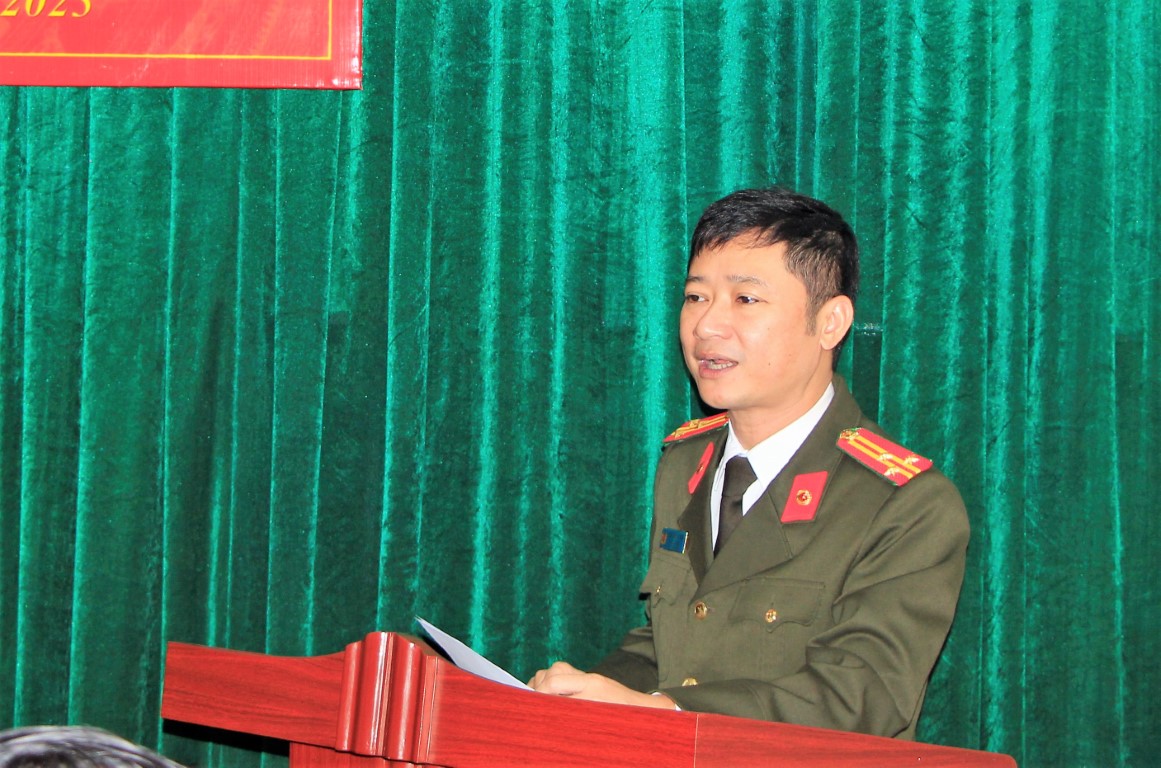 Đồng chí Thượng tá Trần Ngọc Tuấn - Phó Giám đốc Công an tỉnh phát biểu tại hội nghị