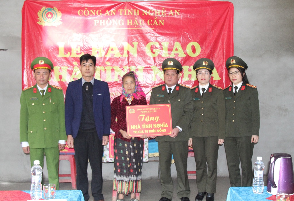 Phòng Hậu cần trao nhà tình nghĩa đến bà Hà Thị Loan 