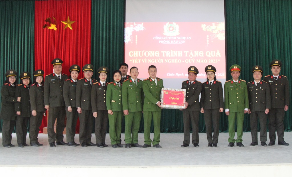 Tặng quà Tết Công an 02 xã Châu Nga và Châu Hạnh
