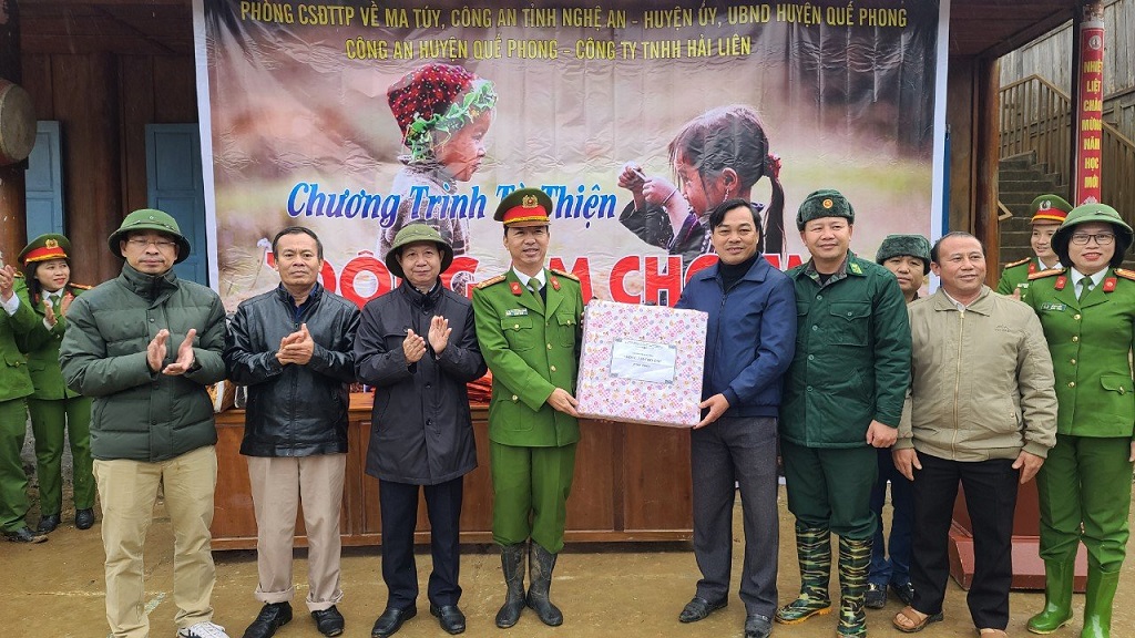 Phòng Cảnh sát điều tra tội phạm về ma túy tặng quà động viên cán bộ, chiến sĩ Trạm Biên phòng Quân dân y tại bản Mường Lống