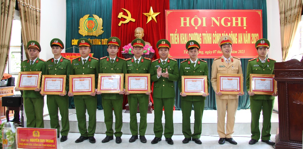 Trao thưởng cho các tập thể, cá nhân có thành tích xuất sắc trong năm 2022