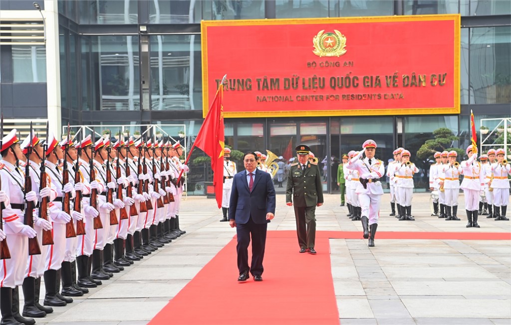 Thủ tướng Chính phủ Phạm Minh Chính duyệt Đội danh dự CAND.
