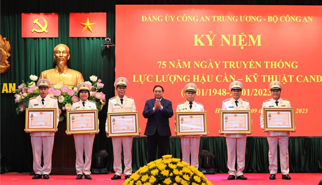 Thay mặt lãnh đạo Đảng, Nhà nước, Thủ tướng Chính phủ Phạm Minh Chính trao Huân chương Bảo vệ Tổ quốc hạng Nhì tặng Cục Hậu cần; trao Huân chương Bảo vệ Tổ quốc hạng Ba tặng Cục Viễn thông và Cơ yếu, Viện Khoa học và Công nghệ, Phòng Hậu cần - Công an thành phố Đà Nẵng, Phòng Hậu cần - Công an tỉnh Bà Rịa - Vũng Tàu.