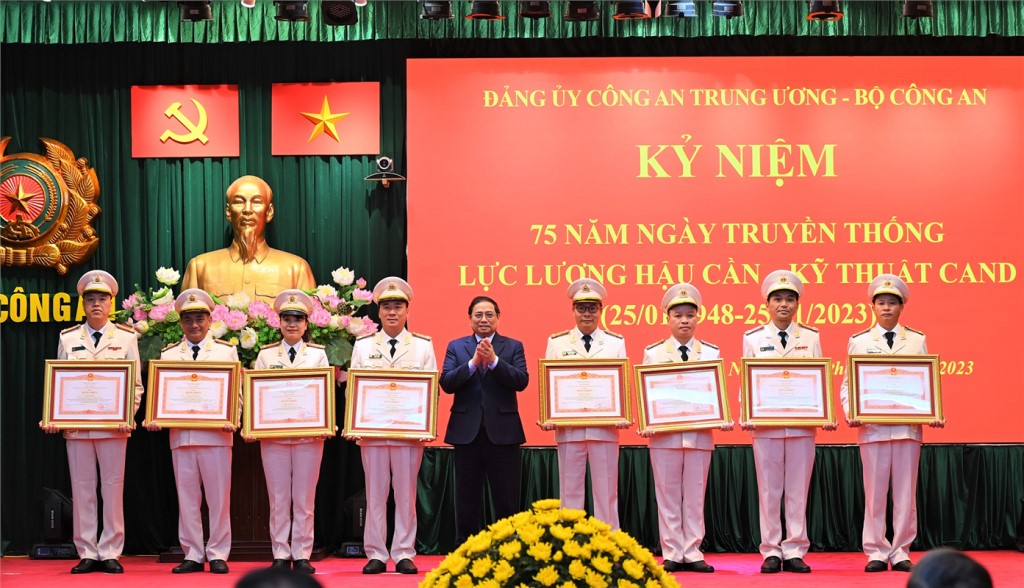 Thủ tướng Chính phủ Phạm Minh Chính trao Bằng khen của Thủ tướng Chính phủ tặng 06 tập thể, 02 cá nhân.
