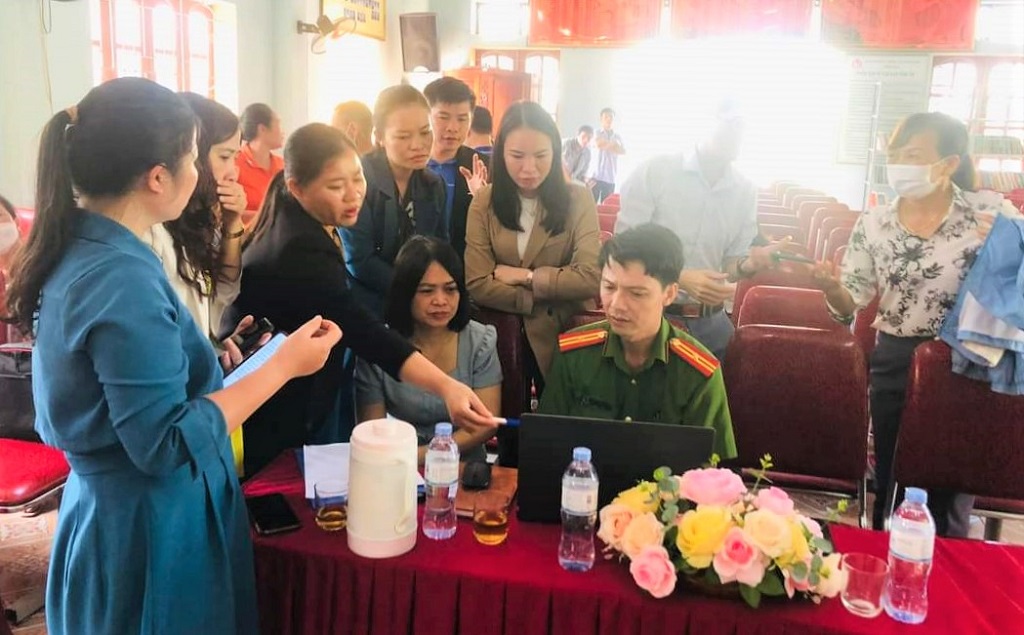 Đoàn thanh niên Công an tỉnh phối hợp với Sở Tư pháp, Viễn thông Nghệ An tổ chức tuyên truyền, hướng dẫn người dân cách thức tiếp cận, đăng ký hộ tịch trực tuyến trên địa bàn tỉnh