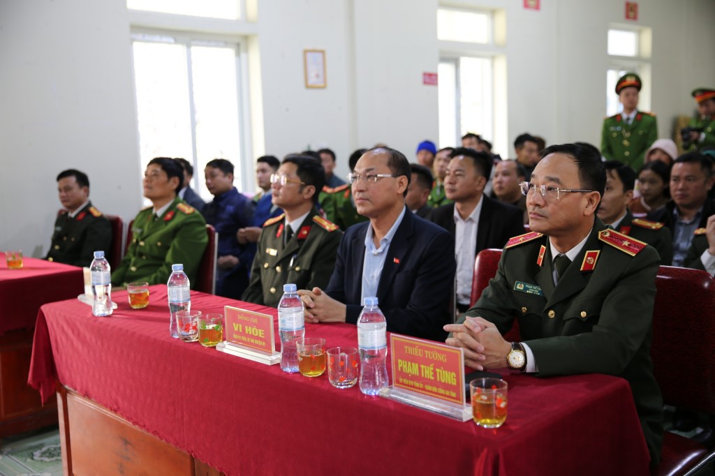 Các đại biểu tại buổi trao quà