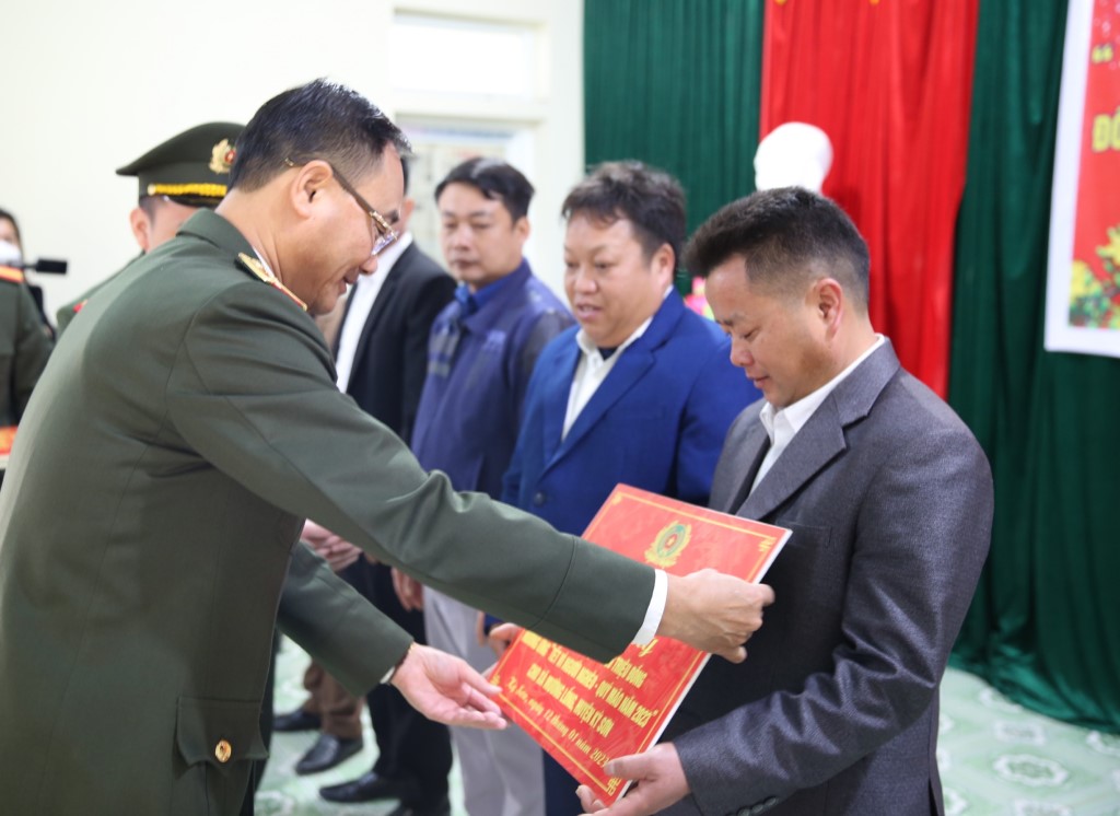 đồng chí Giám đốc Công an tỉnh trao quà cho Đảng bộ, chính quyền, UBMTTQ và nhân dân các xã Na Ngoi, Nậm Càn, Chiêu Lưu, Mường Lống, Hữu Kiệm.