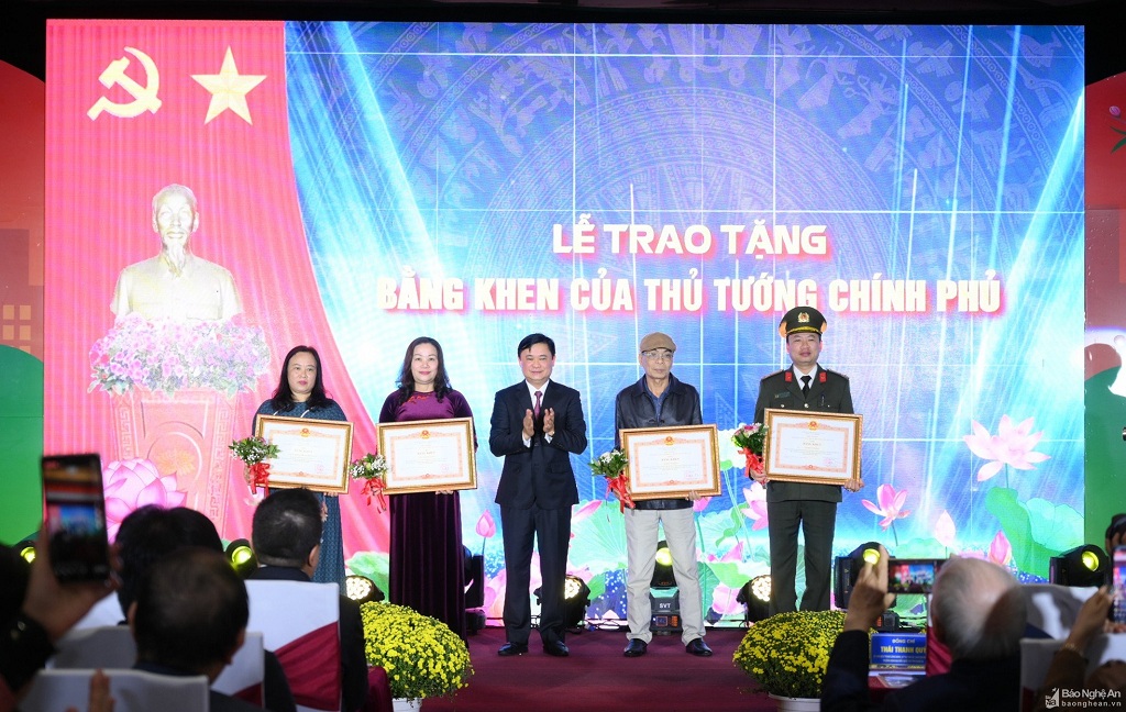 Thừa ủy quyền, đồng chí Thái Thanh Quý - Ủy viên Ban Chấp hành Trung ương Đảng, Bí thư Tỉnh ủy, Trưởng đoàn ĐBQH tỉnh, Chủ tịch HĐND tỉnh trao Bằng khen của Thủ tướng Chính phủ cho các tập thể, cá nhân