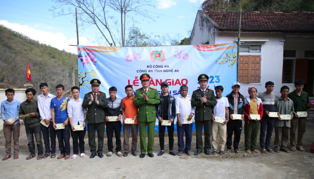 Trao quà Tết của Công an tỉnh tặng các hộ nghèo