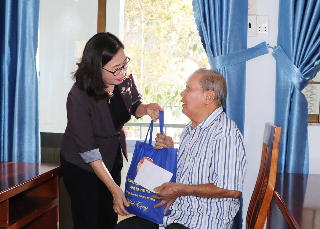Bà Nguyễn Thị Yến, Phó Bí thư Thường trực Tỉnh ủy, Trưởng Đoàn ĐBQH tỉnh tặng quà chúc Tết cho người nghèo trên địa bàn TP.Bà Rịa. 