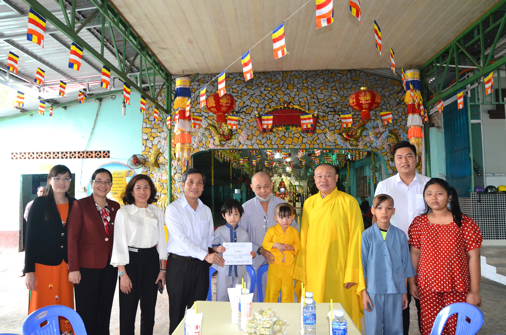 Ông Nguyễn Kế Toại, Phó Chủ tịch UBMTTQ Việt Nam tỉnh tặng quà cho trẻ em mồ côi  tại Trung tâm Nhân đạo Bồng Lai (TX.Phú Mỹ).