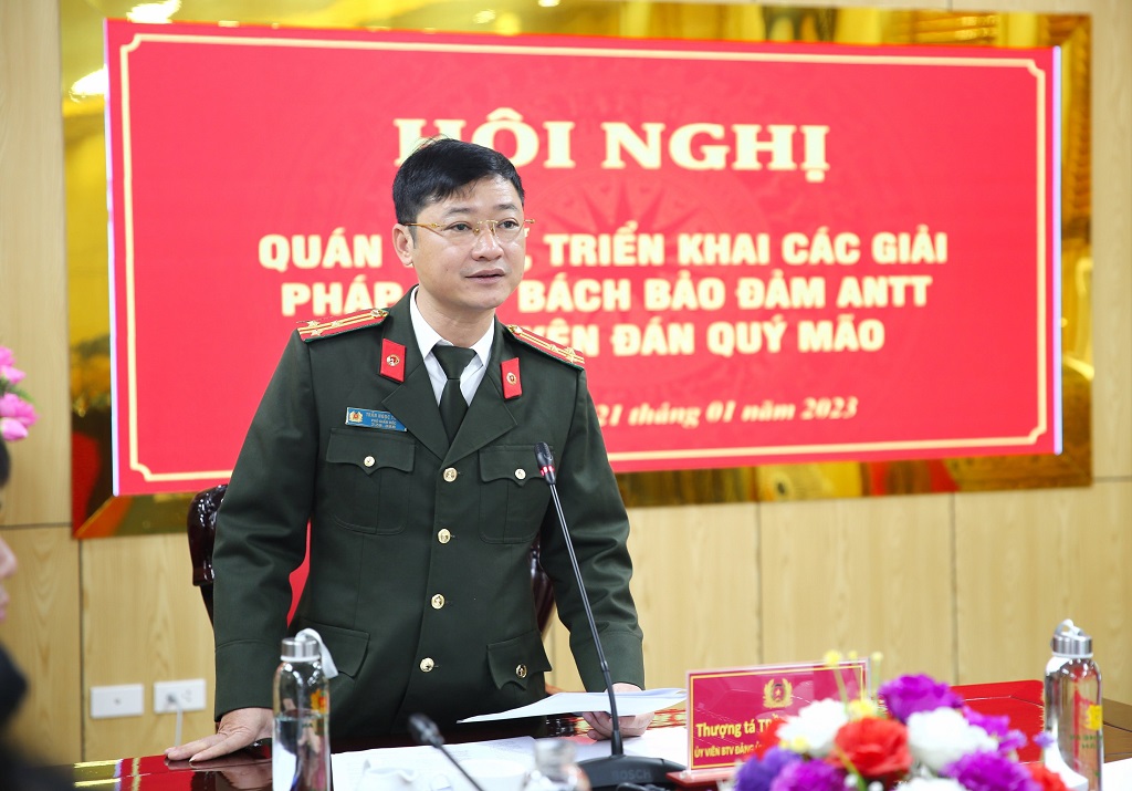 Đồng chí Thượng tá Trần Ngọc Tuấn - Phó Giám đốc Công an tỉnh phát biểu tại Hội nghị