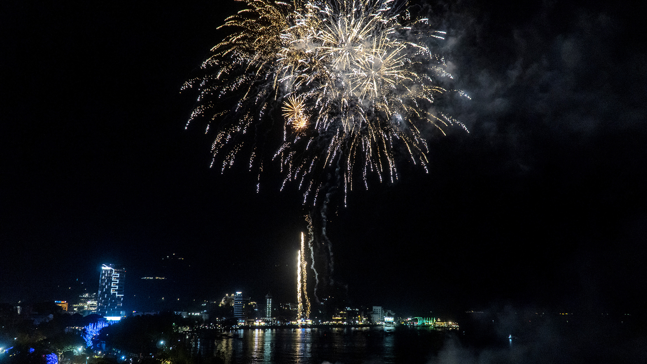 Những màn bắn pháo hoa đẹp mắt chào đón năm mới Quý Mão 2023 tại TP. Vũng Tàu. Ảnh: BẢO KHÁNH