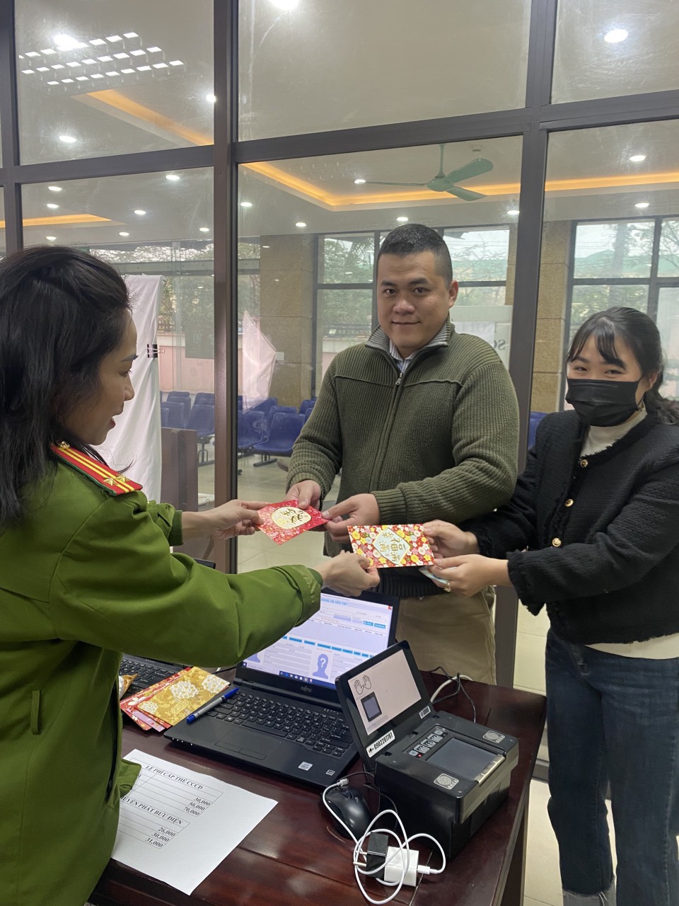Niềm vui của công dân khi đi làm thủ tục hành chính và nhận lì xì đầu năm từ cán bộ chiến sỹ Phòng Cảnh sát QLHC về TTXH