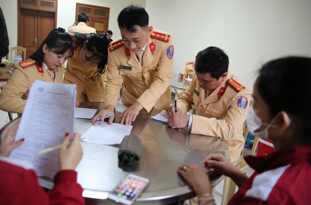 Đông đảo cán bộ, chiến sĩ có mặt từ sớm để làm các thủ tục để hiến máu