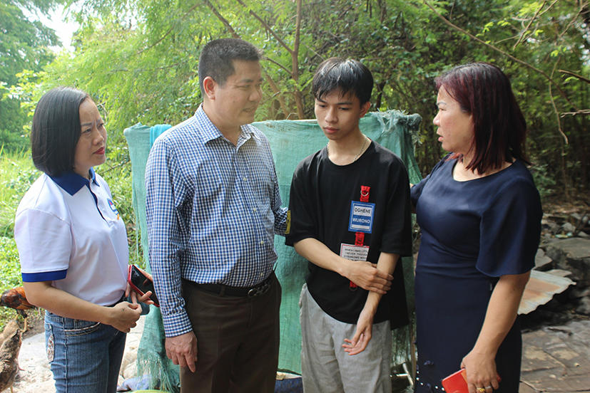 Ban đại diện cha mẹ HS Trường THPT Trần Nguyên Hãn và bà Nguyễn Minh Thu Thủy, Chủ tịch Công đoàn ngành giáo dục tỉnh tới thăm, khích lệ em Phạm Văn Duy.