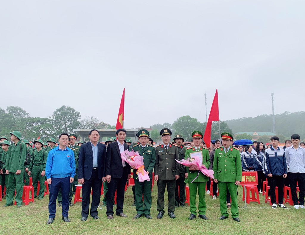 Đồng chí Đại tá Lê Văn Thái - Phó Giám đốc Công an tỉnh dự Lễ giao nhận quân tại huyện Nam Đàn