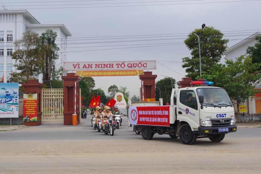 Công an thị xã Hoàng Mai diễu hành biểu dương lực lượng