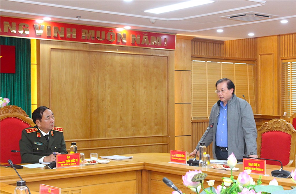Thứ trưởng Bộ Văn hóa, Thể thao và Du lịch Tạ Quang Đông phát biểu tại cuộc họp.