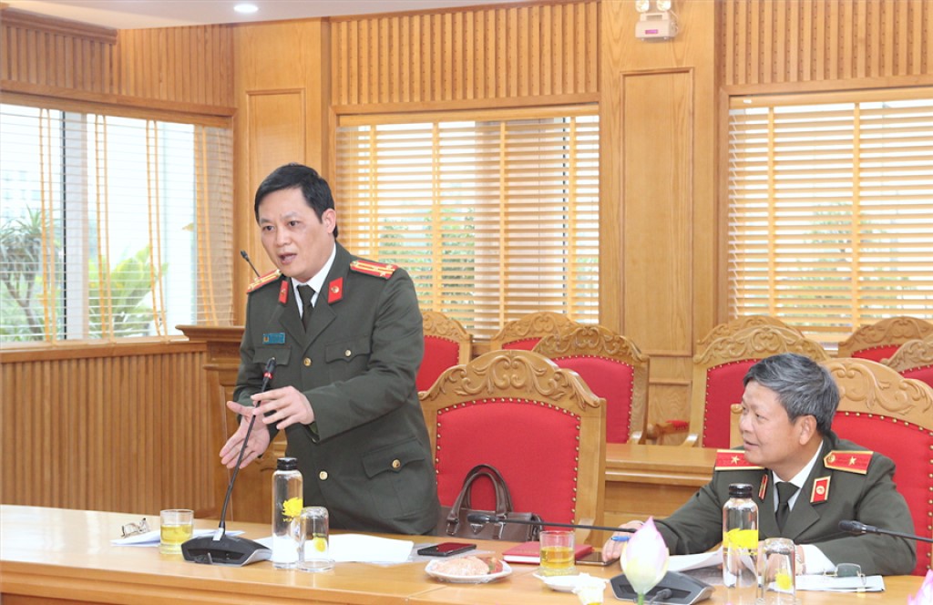 Các đại biểu thảo luận tại cuộc họp.