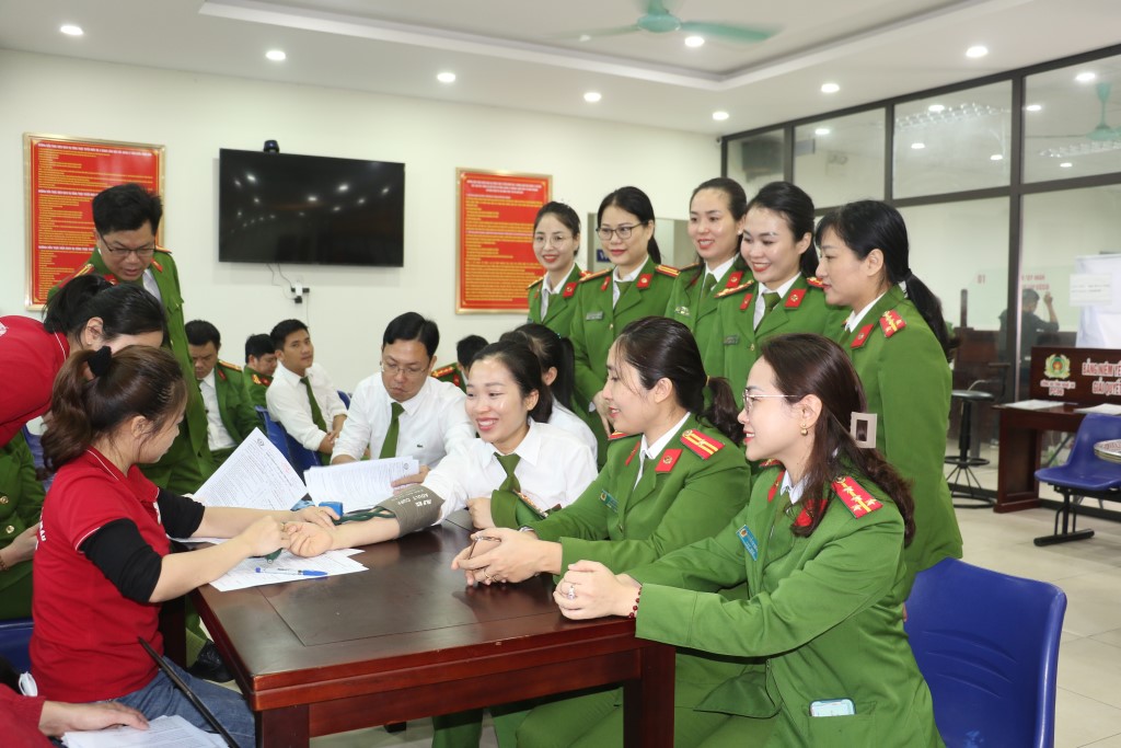 Kiểm tra xét nghiệm, sàng lọc máu trước khi tham gia hiến máu tình nguyện