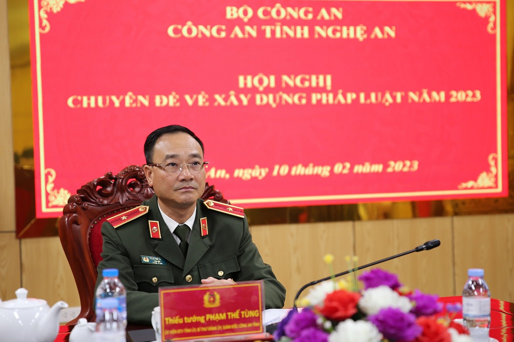 Đồng chí Thiếu tướng Phạm Thế Tùng Ủy viên Ban Thường vụ Tỉnh ủy, Giám đốc Công an tỉnh chủ trì tại điểm cầu Công an Nghệ An
