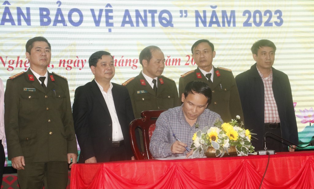 Cán bộ, công nhân viên Văn phòng Đăng ký đất đai ký cam kết thực hiện “Phong trào toàn dân bảo vệ ANTQ” năm 2023